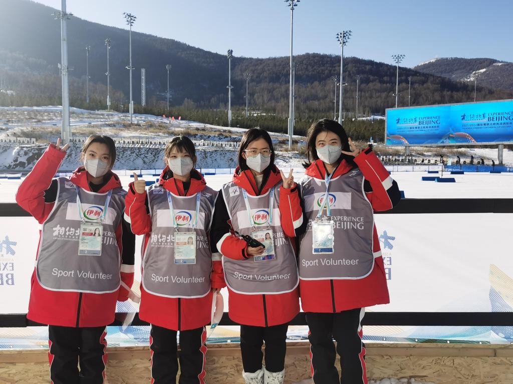 左边第二个为bat365官网冬奥志愿者张婧萱.jpg