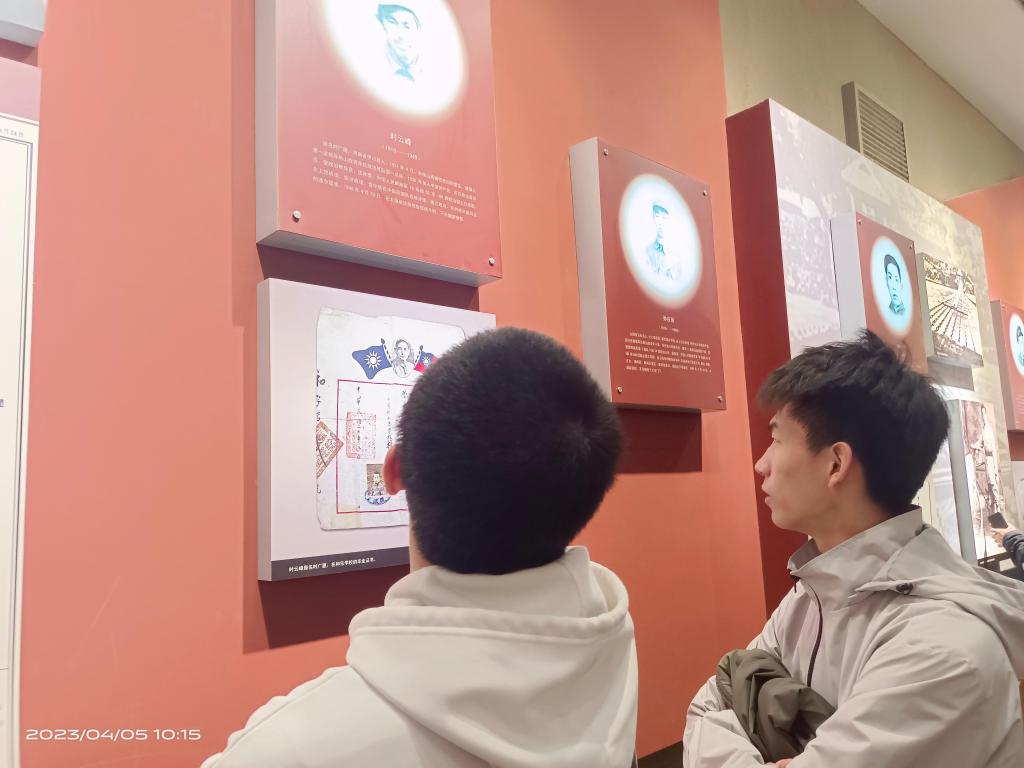 同学们参观纪念馆.jpg