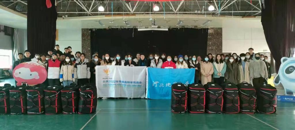 bat365官网举办冬奥志愿者制服领取确认仪式.jpg